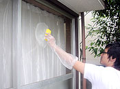 ガラス表面に付いた吸盤やラベルの跡